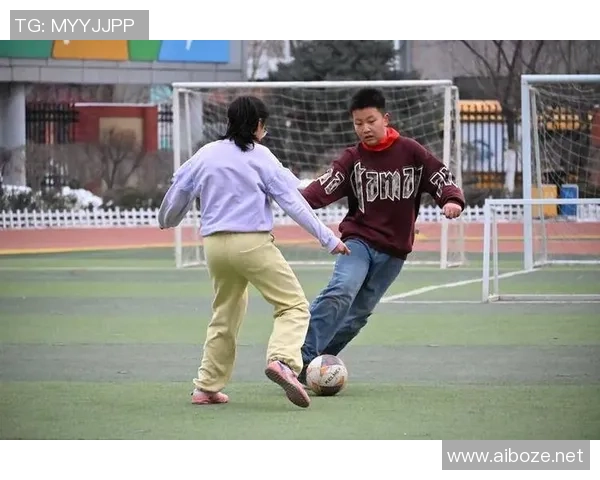 逗玩足球乐趣无穷让孩子们在欢笑中体验团队精神与运动魅力